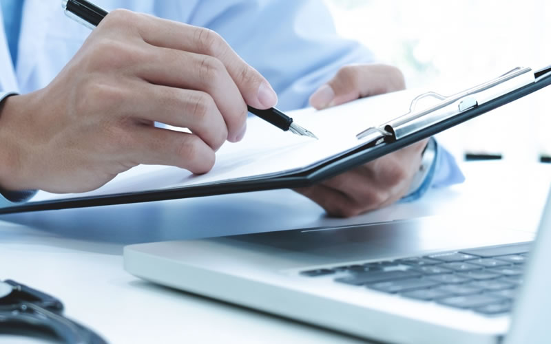 Profissionais analisando documentos técnicos